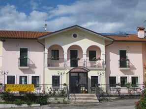 A two-story building with a sign reading "Ristorante Pizzeria Alloggio". - Locanda Alla Rosa (Lusiana Conco)