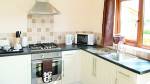 Appartement, 1 chambre, balcon | Cuisine privée | Réfrigérateur, four à micro-ondes, un four, surface de cuisson