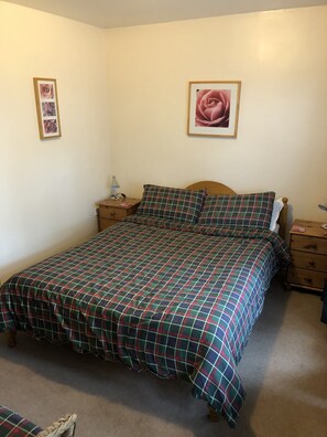 Room, 1 King Bed, Non Smoking | Free WiFi, bed sheets - The New Inn Guest House (Bridgend)