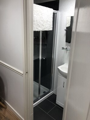 Dusche, kostenlose Toilettenartikel, Haartrockner, Handtücher