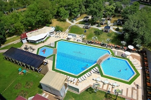 Piscina interna, piscina externa sazonal