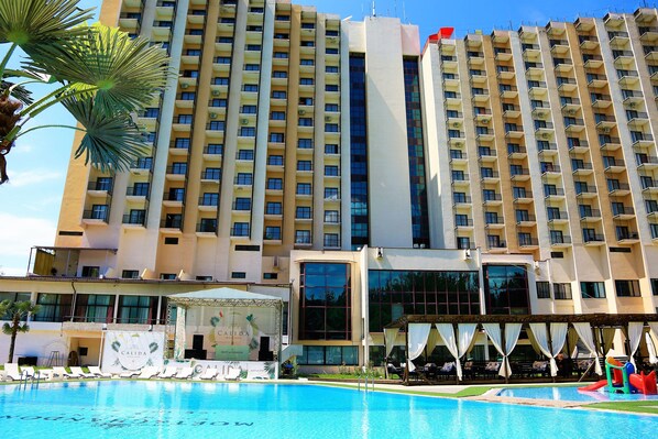 室内游泳池,季节性开放的室外游泳池