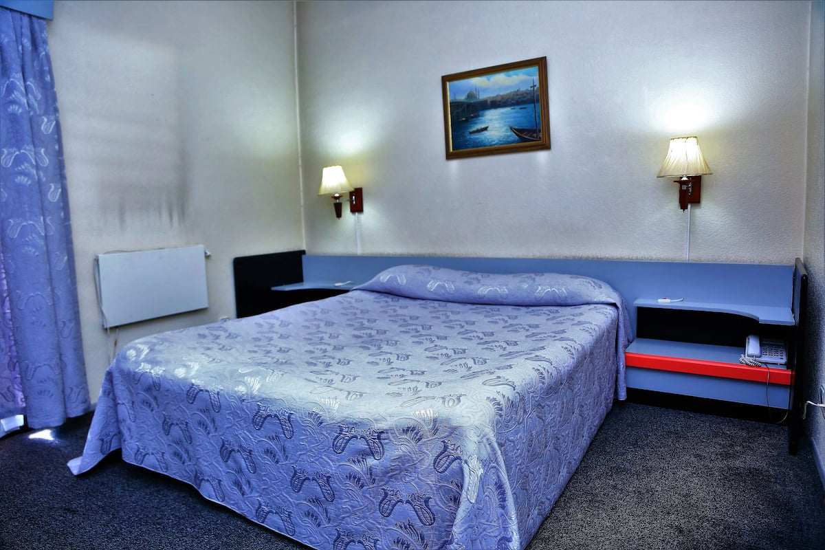 Chambre Deluxe double, 1 lit double ou 2 lits jumeaux, non-fumeur | Salle de séjour | Téléviseur à écran plat