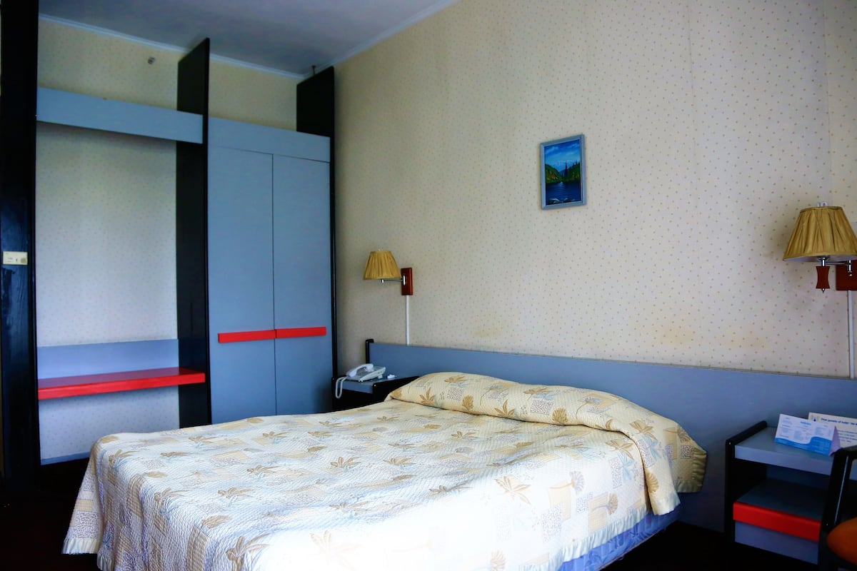 Chambre simple, 1 lit jumeau, vue sur la piscine | Literie de qualité, bureau, rideaux d’obscurcissement