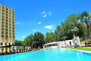 Piscina interna, piscina externa sazonal