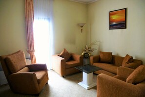 Suite, Pool View | Ruang tamu | TV skrin rata 