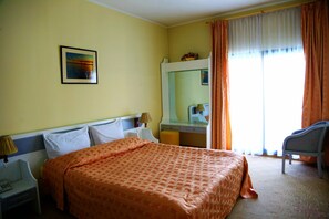 Suite, Pool View | Peralatan tempat tidur premium, meja, langsir/tirai gelap terus 