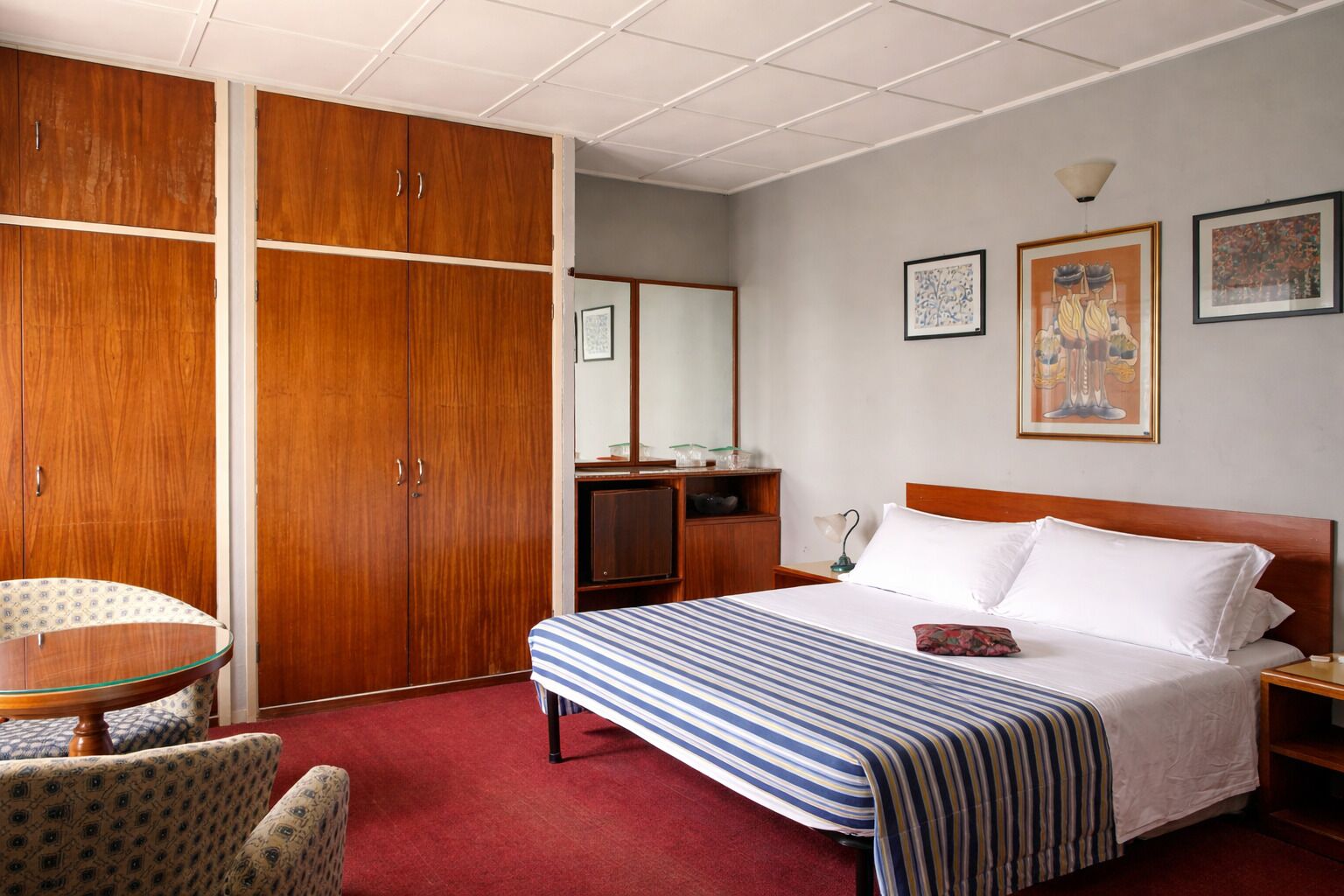 ألحفة محشوة بالريش وميني بار وخزنة داخل الغرفة وبديكورات فريدة لكل غرفة