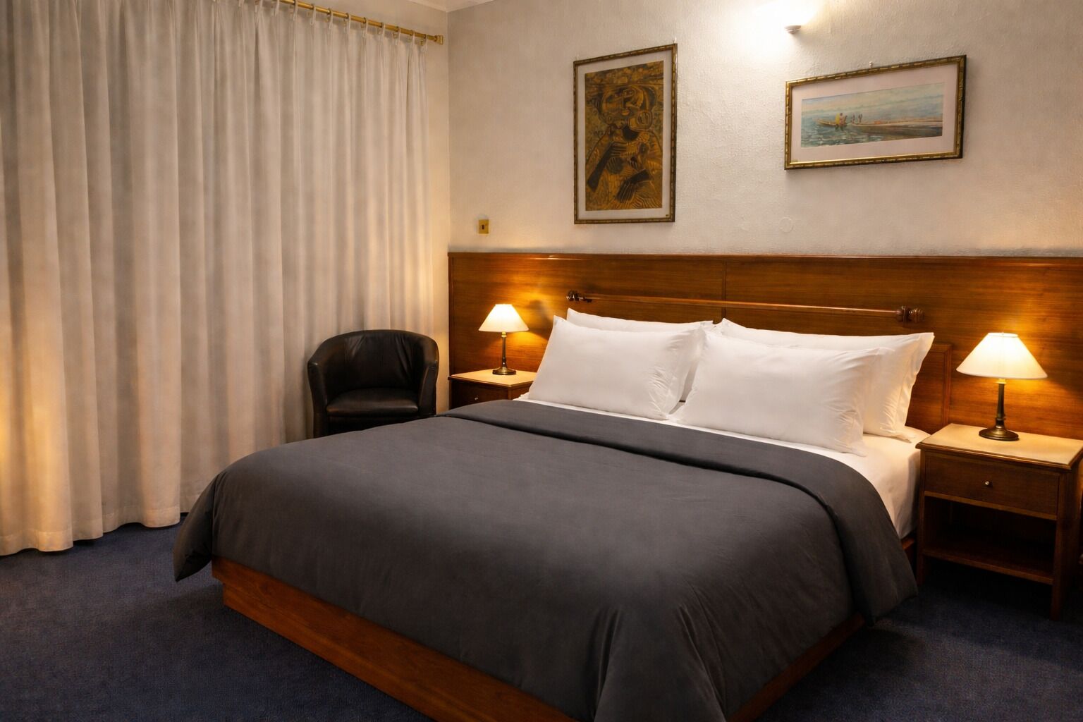 Edredones de plumas, minibar, caja fuerte y decoración individual