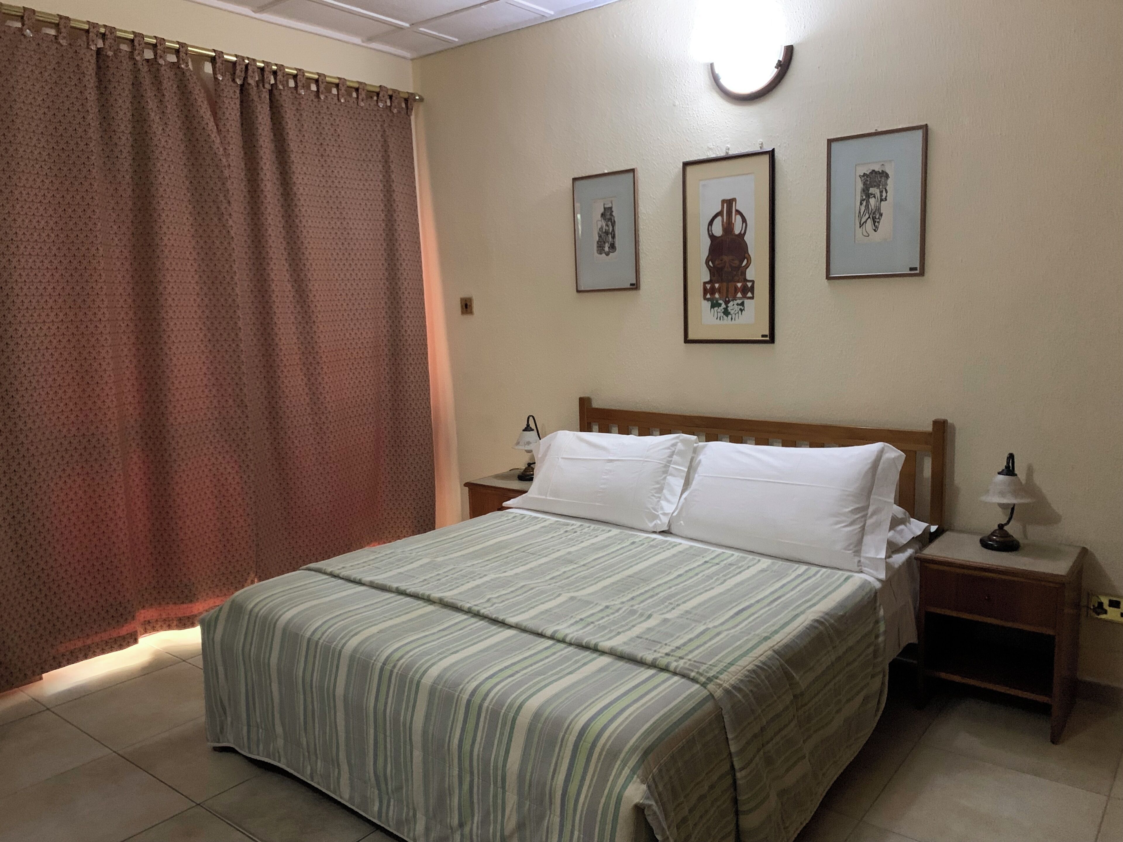 ألحفة محشوة بالريش وميني بار وخزنة داخل الغرفة وبديكورات فريدة لكل غرفة