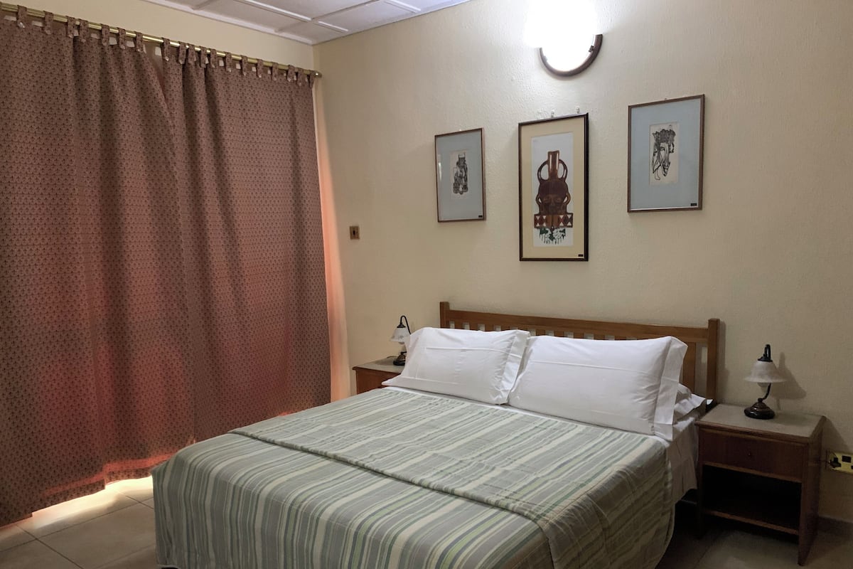 Cubrecamas, minibar y caja de seguridad en la habitación