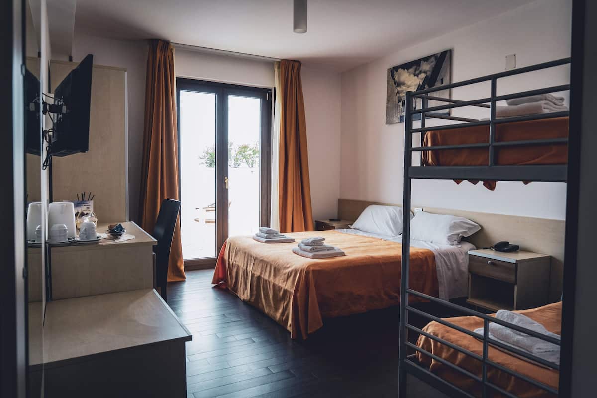 Chambre Deluxe, plusieurs lits, salle de bains privée, vue jardin