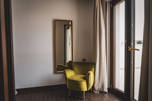 Junior Suite | Living area | 14-inch flat-screen TV with satellite channels, TV