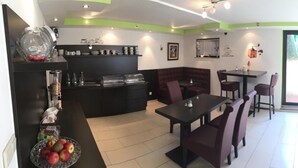 Eine moderne Hotelhalle mit Essbereich, Bar und Sitzgelegenheiten.