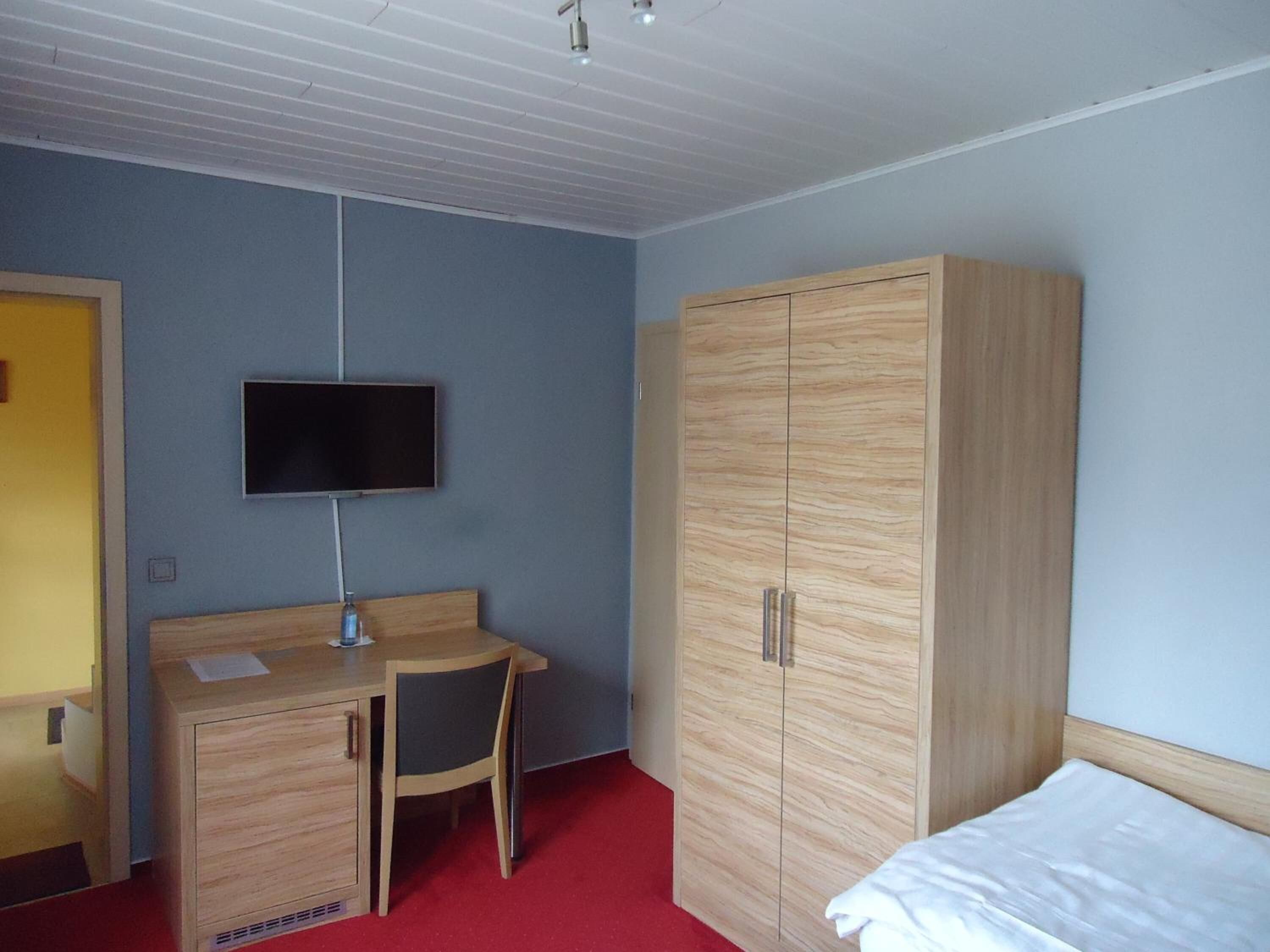 desk, rollaway beds, free wifi, bed sheets