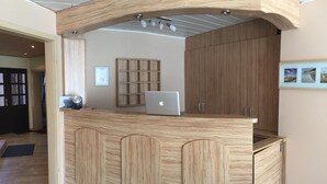 Eine Küche mit einer Holzeinzelküche, einem Laptop und einem gerahmten Zertifikat an der Wand.
