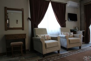 Habitación Deluxe | Sábanas de algodón egipcio, ropa de cama de alta calidad, caja fuerte