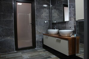 Exclusive Suite | Bathroom | Free toiletries, hair dryer, slippers, towels - El Nazar Stone Suite (Nevsehir)