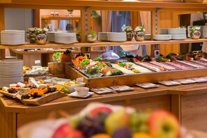 بوفيه فطور يوميًا بتكلفة قدرها (18 EUR للشخص)