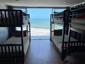 A room with bunk beds facing a beach. - Chill Inn Beach Cafe & Hostel (Koh Samui)