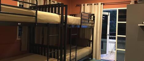 Gemeinsamer Basic-Schlafsaal | Blick auf den Garten