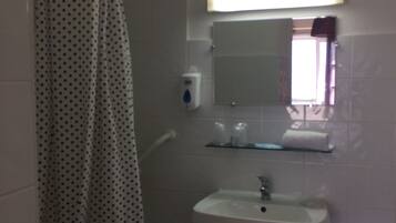 Articles de toilette gratuits, sĂšche-cheveux, bidet, serviettes fournies