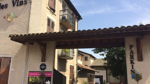 Un bâtiment avec une enseigne indiquant la présence d’un restaurant et un espace de stationnement.