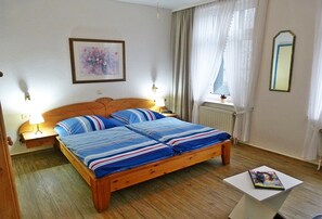Habitación doble, 1 cama matrimonial y sofá cama | Cortinas blackout, cunas, wifi gratis y ropa de cama 