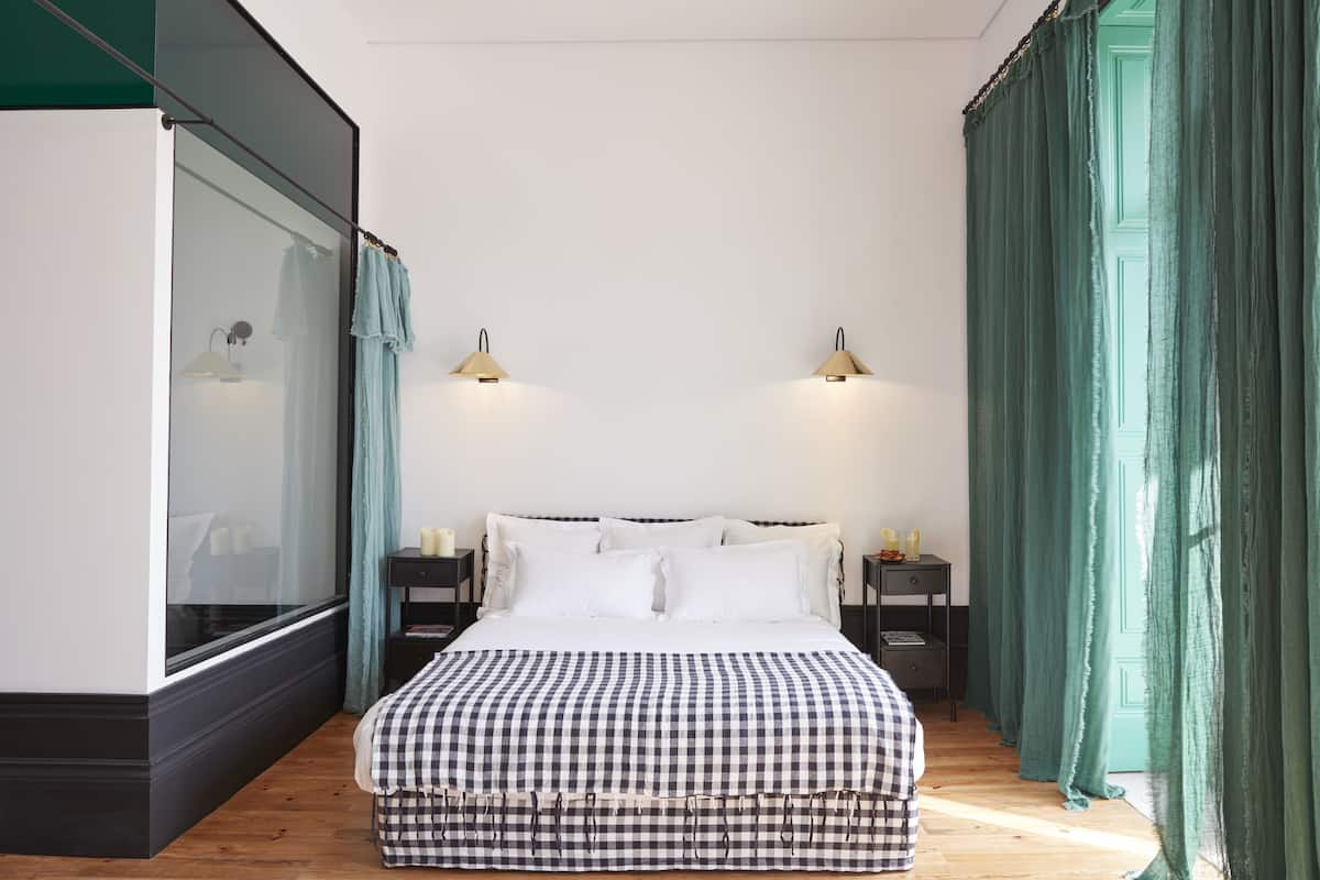 Phòng Suite dành cho gia đình, nhiều giường, phù hợp cho người khuyết tật, không hút thuốc | Bàn, khu vực làm việc phù hợp cho laptop, màn/rèm cản sáng 