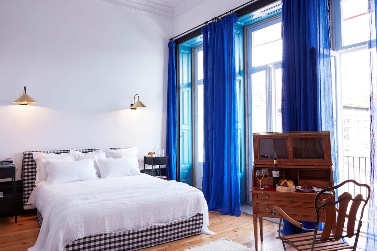 Deluxe Double Room, 1 King Bed, Accessible, Non Smoking | Individually decorated, individually furnished, desk, laptop workspace