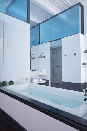 Doppia Deluxe, 1 letto king, accessibile ai disabili, non fumatori | Bagno | Set di cortesia firmato, asciugacapelli, accappatoio, asciugamani