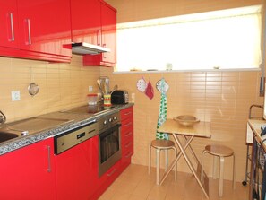 House (1 Bedroom) | Private kitchen | Fridge, microwave, oven, stovetop