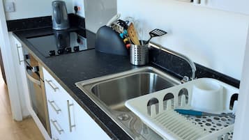 Lemari es besar, microwave, oven, dan kompor