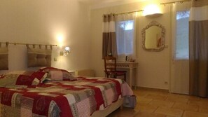 Double Room (Camelia) | Individually decorated, individually furnished, desk - Le Mas du Loup (Moustiers-Sainte-Marie)