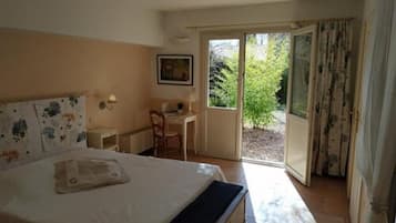 Double Room (Loup) | Individually decorated, individually furnished, desk