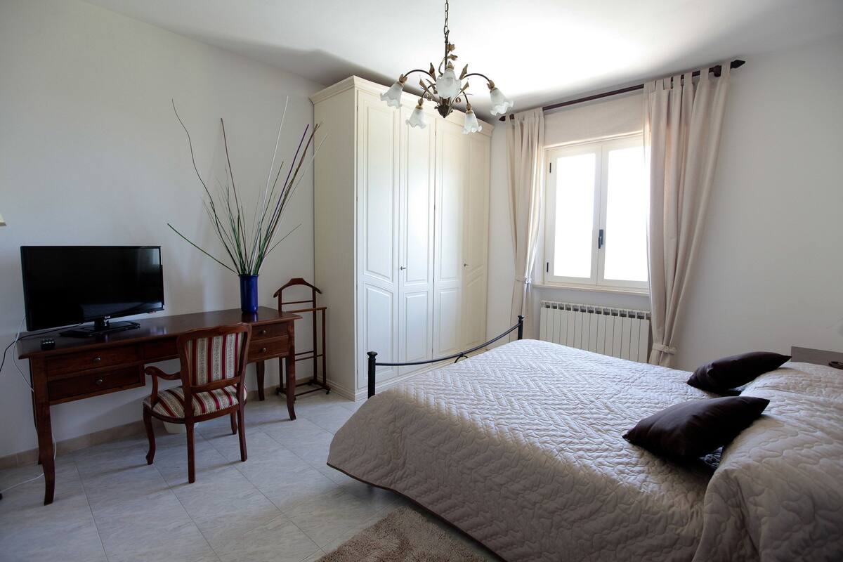 1 Schlafzimmer, hochwertige Bettwaren, Zimmersafe, Schreibtisch