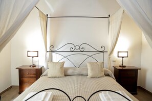 1 Schlafzimmer, hochwertige Bettwaren, Zimmersafe, Schreibtisch