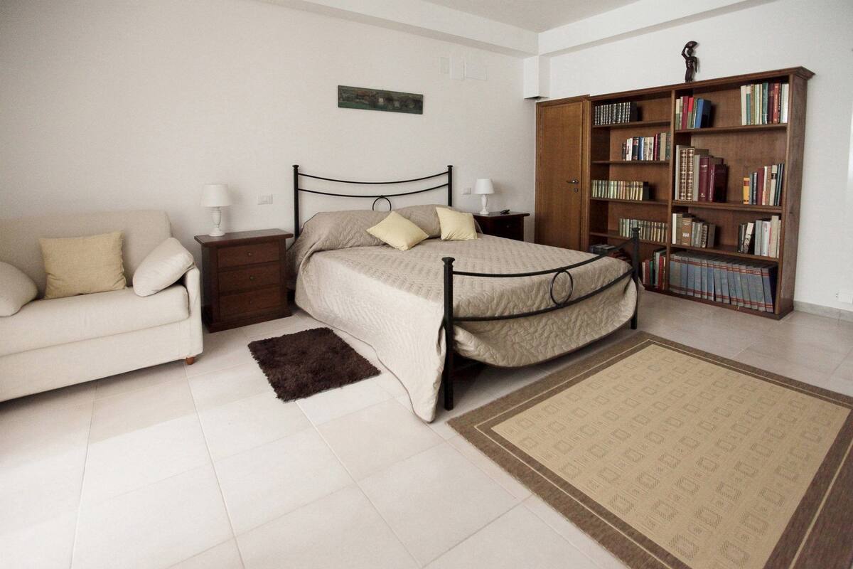 1 Schlafzimmer, hochwertige Bettwaren, Zimmersafe, Schreibtisch