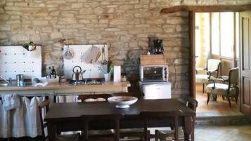 Suite familiar, 1 habitación | Cocina privada | Frigorífico grande, horno, placa de cocina y hervidor eléctrico