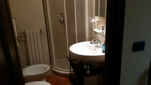 Shower, rainfall showerhead, free toiletries, hair dryer - La Luna Buona (Vesime)