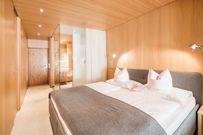 Caja de seguridad en la habitación, escritorio y cortinas blackout