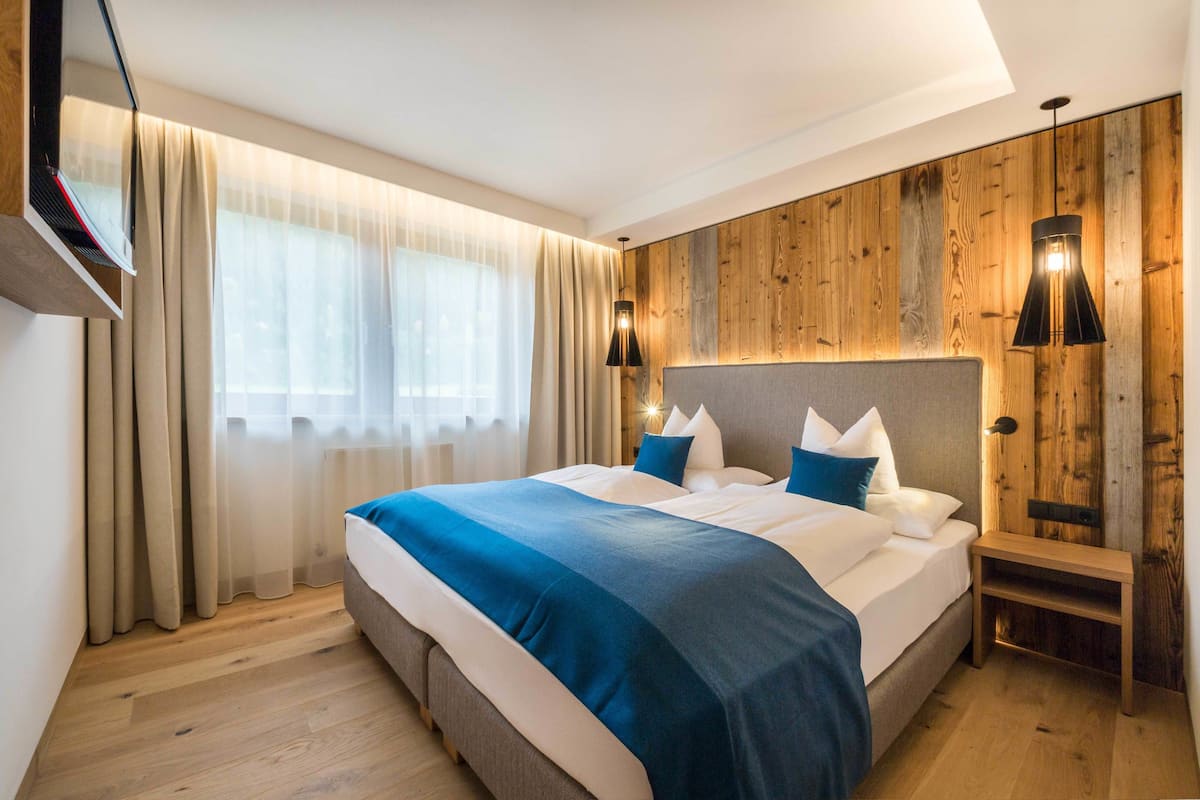 Suite Superior, 1 camera da letto | Una cassaforte in camera, una scrivania, tende oscuranti