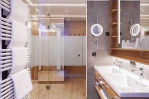 Family Suite, 2 Bedrooms | Bathroom | Deep-soaking bathtub, free toiletries, hair dryer, bathrobes - Design & Wellness Hotel Alpenhof (Flachau)