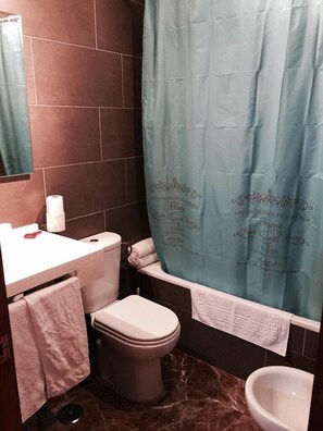 Bañera, artículos de higiene personal gratuitos y secador de pelo