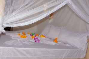 Coffres-forts dans les chambres, bureau, fer et planche à repasser