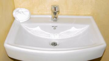 Shower, bathtub dengan aliran air, perlengkapan mandi gratis, dan handuk