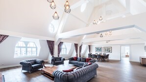 Privilege Top Suite | Living room | Flat-screen TV - Úttö Luxury Suites (Budapest)