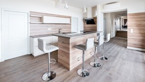 Privilege Top Suite | Private kitchen | Coffee/tea maker, full-size fridge, microwave, oven - Úttö Luxury Suites (Budapest)
