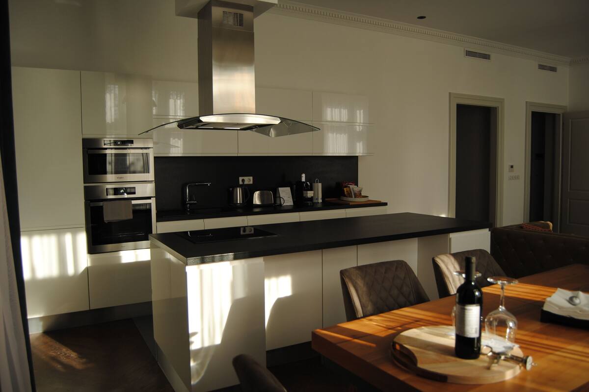 Full-sized fridge, microwave, oven, stovetop