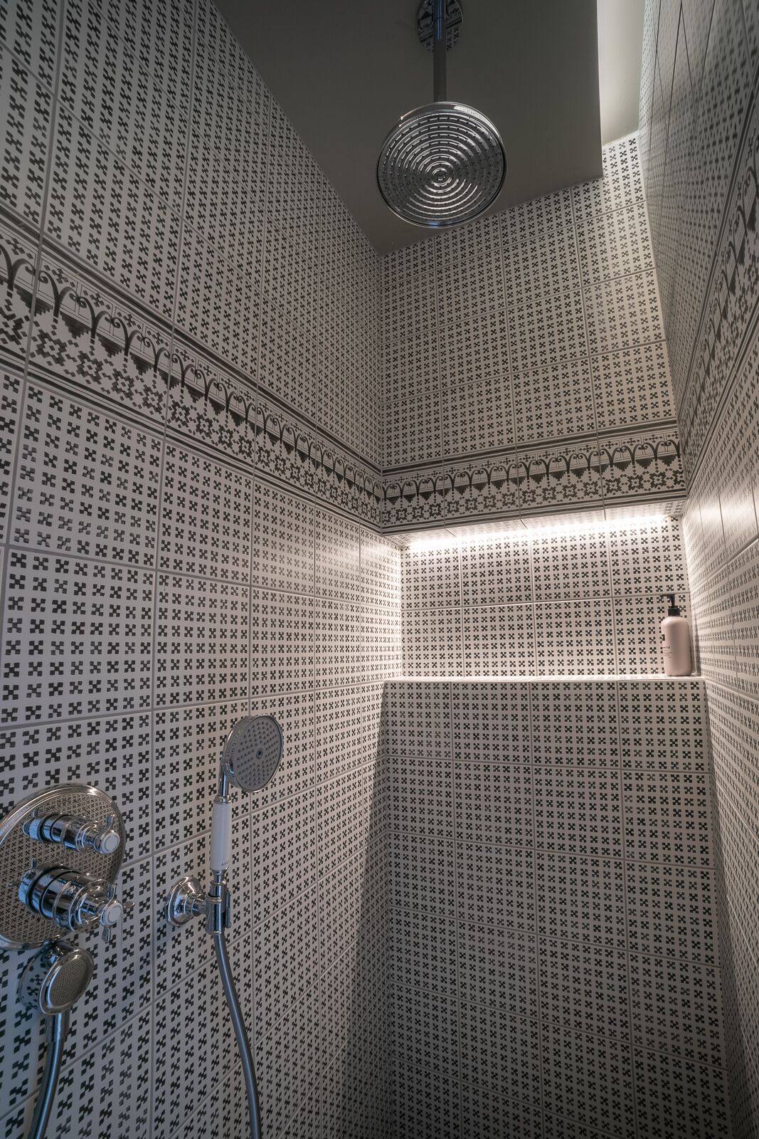 Shower, free toiletries, towels